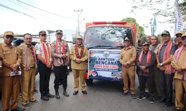Kapolres-TTS-Bersama-Forkopimda-Lepas-Dua-Truck-Bantuan-untuk-Korban-Bencana-di-Flores