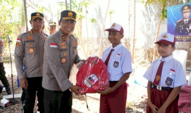 Di-Sela-Peresmian-Delapan-Sumur-Bor,-Kapolda-NTT-Berikan-Bantuan-Perlengkapan-Sekolah-kepada-Anak-anak-di-Kelurahan-Belo