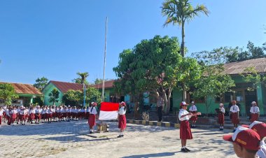 Dekatkan-Diri-dengan-Generasi-Muda,-Kapolsek-Mollo-Utara-Jadi-Irup-di-SD-Inpres-Ajaotomas-Kapan