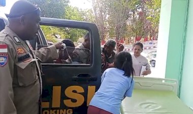 Polisi-Bersama-Masyarakat,-Polsek-Boking-Bantu-Rujuk-Pasien-ke-Rumah-Sakit-di-Malaka