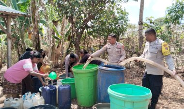Jumat-Berkah,-Polres-TTS-Salurkan-Air-Bersih-untuk-Warga-Karang-Siri-yang-Kesulitan-Air