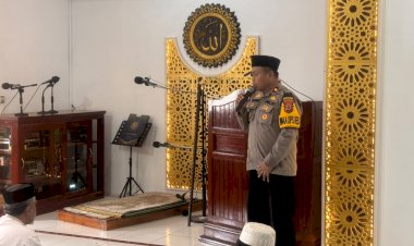Jumat-Keliling-di-Masjid-Al-Rasyid,-Wakapolres-TTS-Sampaikan-Imbauan-Kamtibmas-dan-Ajak-Masyarakat-Jaga-Keamanan-Lingkungan