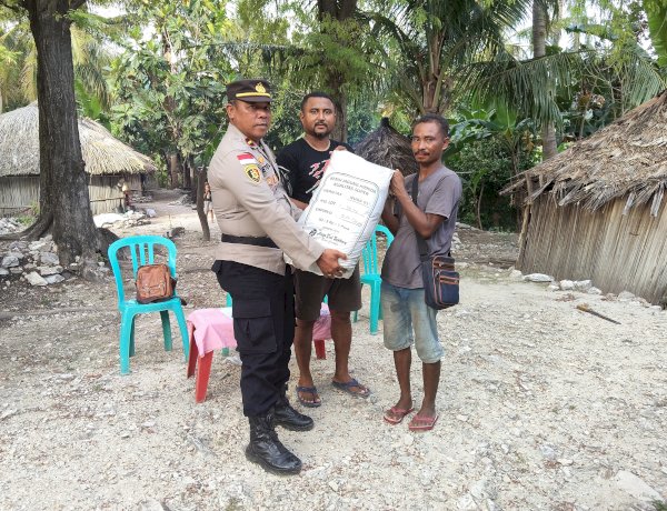Dukung Ketahanan Pangan, Kapolsek Kolbano Serahkan Benih Jagung Hibrida kepada Kelompok Tani Fatumone