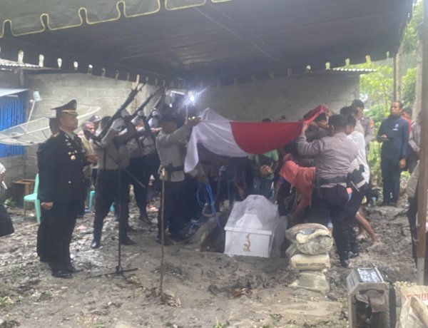 Bentuk Penghormatan Terakhir, Polres TTS Laksanakan Upacara Kedinasan Pemakaman Jenasah Alm.Bripka Yon K. Taniu