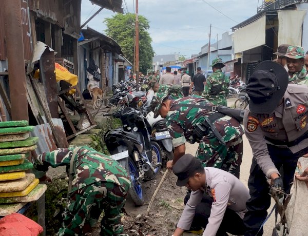 TNI-Polri Bersinergi, Laksanakan Kerja Bakti di Pasar Inpres Soe