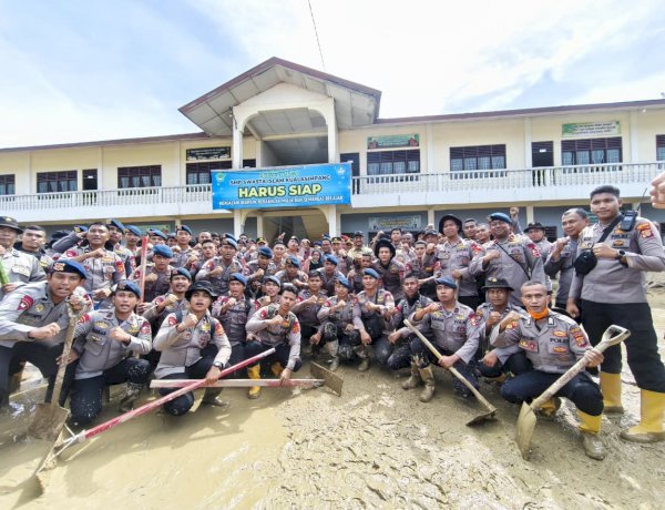 Kapolri Tinjau Aceh Tamiang, Targetkan Sekolah Bisa Segera Beroperasi 