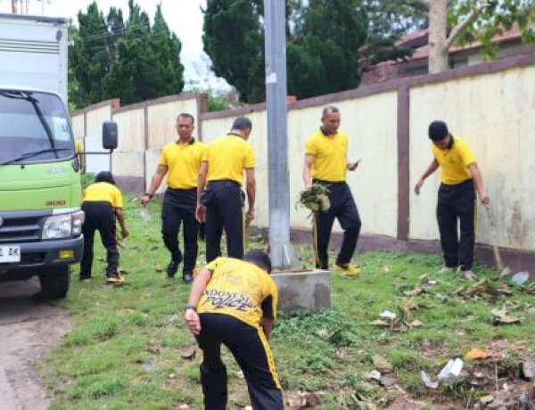 Aksi Pungut Sampah,  Polres TTS Ciptakan Lingkungan Yang Asri