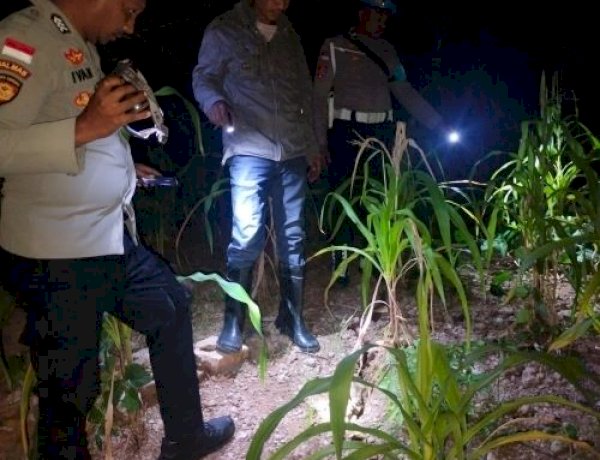 Turun ke Lokasi Tanah  longsor, personel Polsek Boking Imbau Warga Tetap Waspada