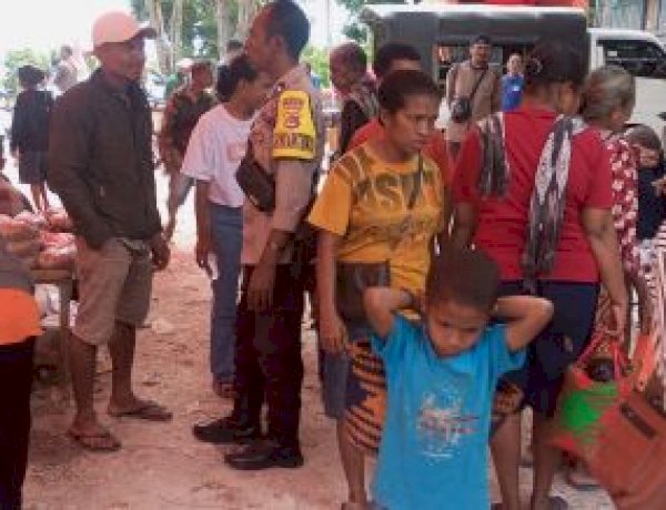 Sambang ke Pasar  Mingguan Desa Se”i, Bhabinkamtibmas Polsek Kolbano Polres TTS-Polda NTT  Ajak Warga Berperan Aktif  Dalam Menjaga Kamtibmas