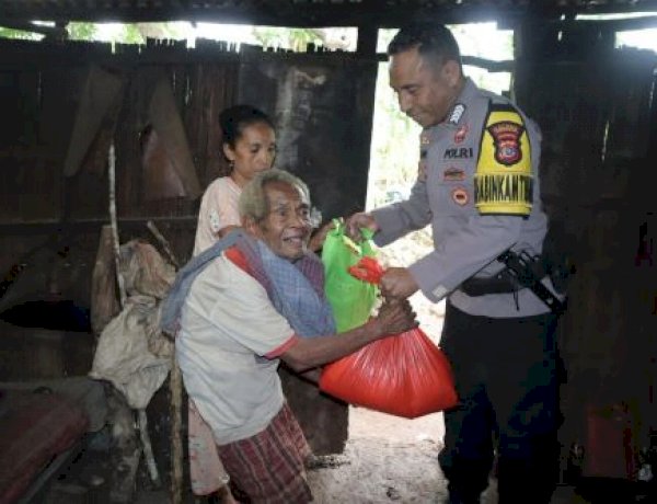 Peduli Sesama, Bhabinkamtibmas Pospol Mollo Tengah- Polres TTS  Salurkan Bansos Bagi Warga Membutuhkan