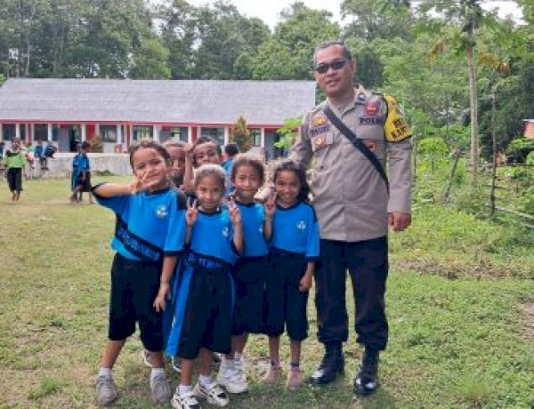 Tebar Keceriaan, Bhabinkamtibmas  Pospol Amanuban Barat- Polres TTS Hadir Di Tengah Siswa-Siswi Untuk Berikan Edukasi dan Tawa