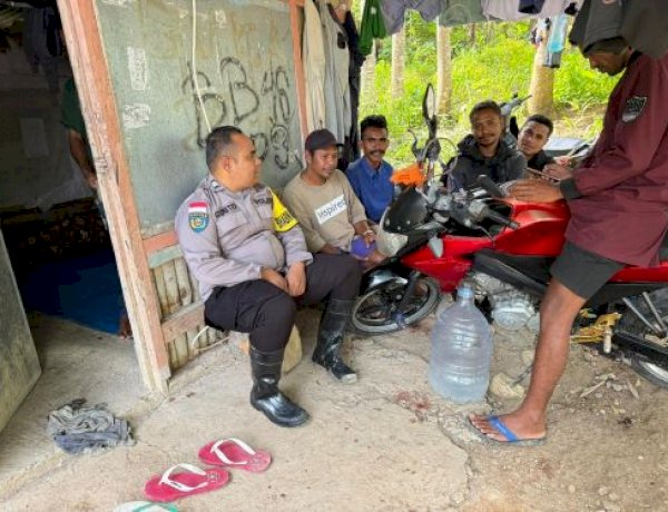 Pererat Silaturahmi, Bhabinkamtibmas Duduk Bersama Warga Dalam Suasana Santai