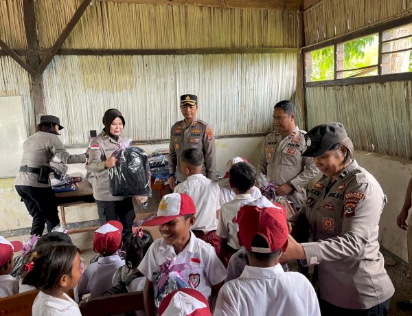 Menembus Pelosok, Kapolres TTS Salurkan Bantuan Alat Tulis Kapolda NTT untuk Pelajar SD Negeri Oeyek