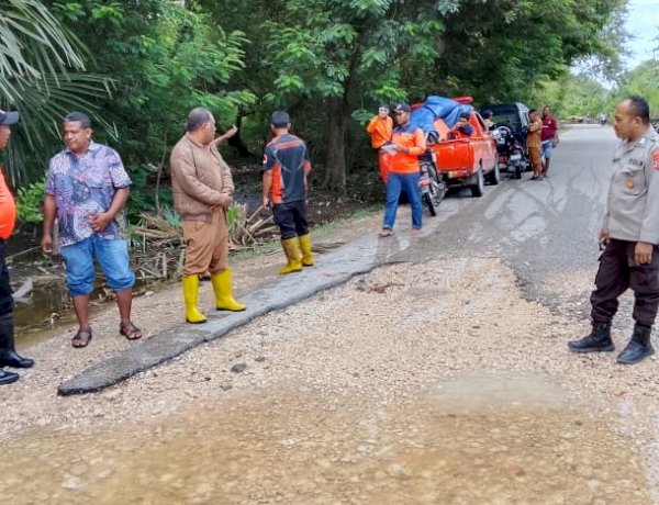 Demi Kemanusian, Polsek Kualin Bersama Instansi Terkait Melakukan Penanganan Awal Warga Yang Terdampak Banjir