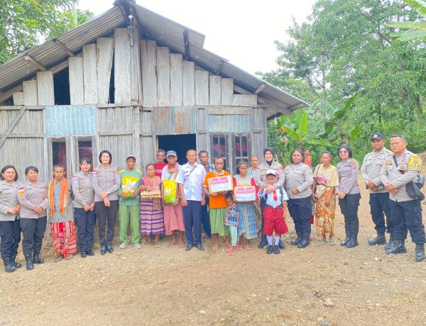 Aksi Humanis Srikandi Polres TTS- Polda NTT Tembus Pelosok Desa Hutalan,  Salurkan Bantuan Alat Tulis  dan seragam sekolah  Dari Kapolda NTT