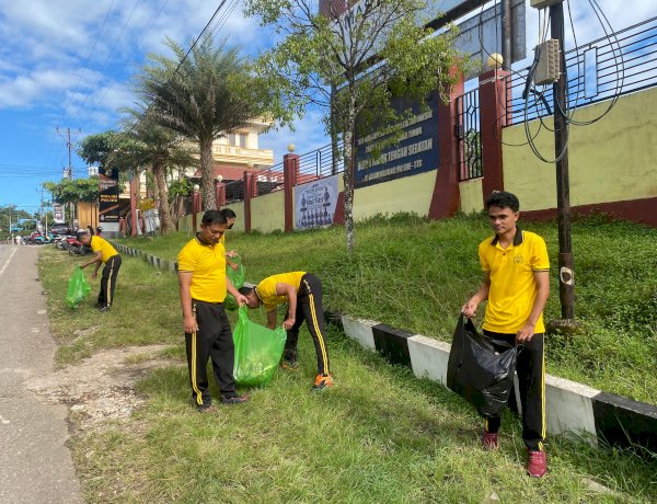 Galakkan Jumat Bersih, Personel Polres TTS Bersihkan Mapolres