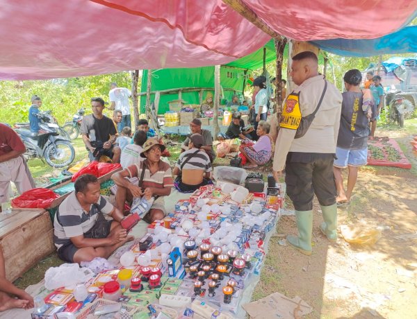 Beri Himbauan Serta Monitoring di Pasar Mingguan Desa Besana, Bhabinkamtibmas Kec. Mollo Barat Laksanakan Patroli