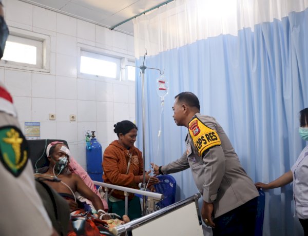 Wujud Nyata Empati : Kapolres TTS Jenguk Personel Yang Sakit              