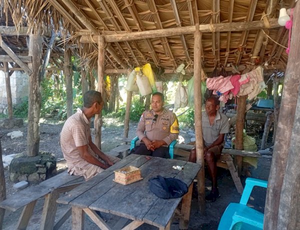 Bhabinkamtibmas Toianas Sambang Warga Sampaikan Pesan Kamtibmas
