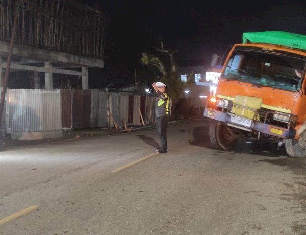 Tanggap Cepat Atasi Gangguan Lalu Lintas, Personel Lantas Polres TTS Lakukan Pengaturan Arus Lalu Lintas Kendaraan, Akibat Fuso Tergelincir