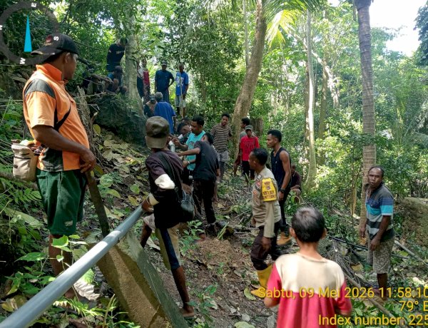 Bhabinkamtibmas Polsek Kualin Ikut Kerja Bakti Bersihkan Sumber Air, Sekaligus Himbau Kamtibmas di Warga