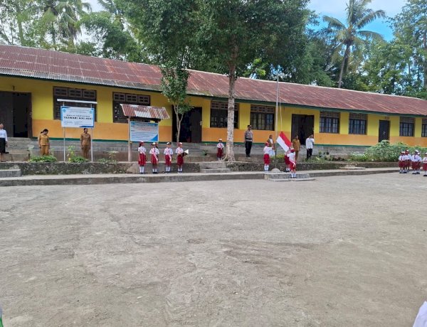 Kapolsek Amanuban Tengah Pimpin Upacara Bendera di SDK Yaswari Niki-niki, Berikan Arahan Disiplin dan Keselamatan
