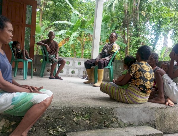 Bhabinkamtibmas Polsek Kolbano Patroli ke Desa Spaha, Sampaikan Himbauan Kamtibmas Kepada Warga