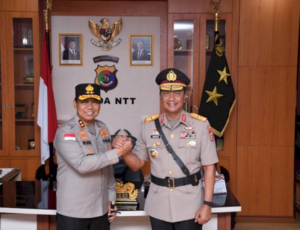 Kapolda-NTT-Pimpin-Penyerahan-Jabatan-Wakapolda,-Brigjen-Pol-Baskoro-Tri-Prabowo-Memasuki-Masa-Purna-Tugas
