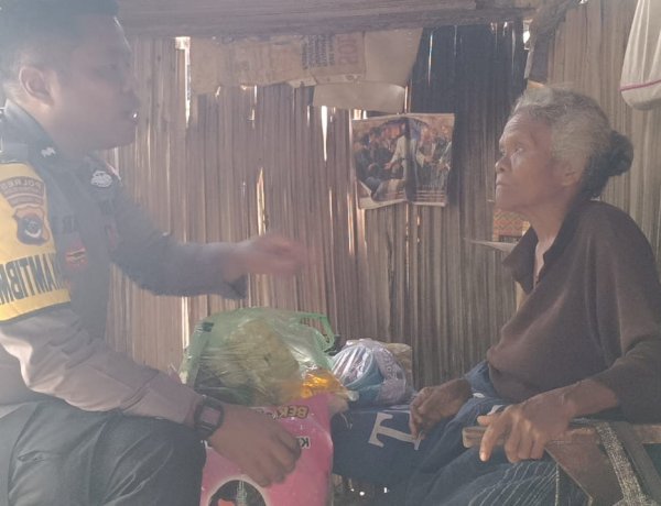 Bhabinkamtibmas Polsek Amanuban Timur Kunjungi Lansia Janda, Salurkan Bantuan dan Berikan Semangat Hidup