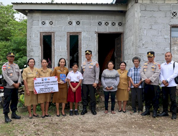 Penyerahan Bantuan Transportasi dari Kapolda NTT kepada Siswa Berprestasi di Kota Soe