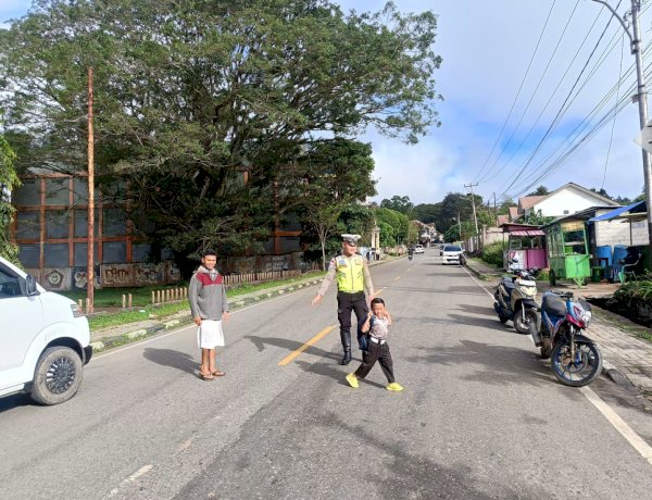 Satlantas Polres TTS Gelar Pengaturan Pagi di Jalan Ahmad Yani, Seberangkan Anak TK Kemala Bhayangkari