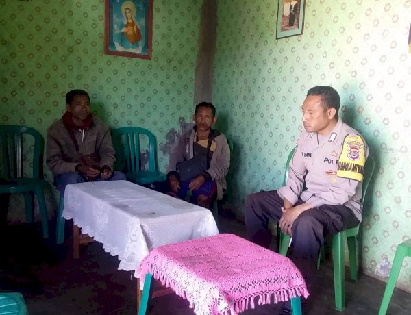 Sambangi Warga Desa Oelbubuk, Bhabinkamtibmas Polsek Mollo Selatan Himbau Terkait TPPO