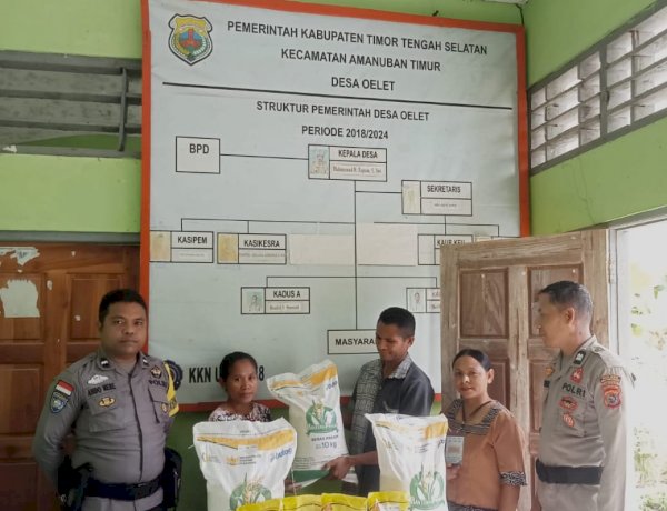 Polsek Amanuban Timur Monitoring Penyaluran Bantuan Pangan Di Desa Oelet, 287 Kk Terima Beras Dan Minyak Goreng