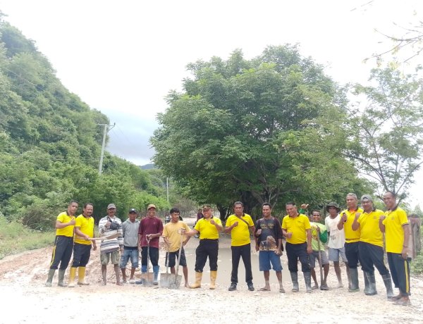 Polri Untuk Masyarakat, Kapolsek Kolbano Pimpin Kerja Bakti Timbun Jalan Berlubang di Jalur Selatan