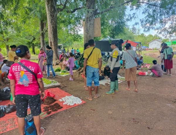 Laksanakan Patroli Dialogis di Pasar Fatukoko, Bhabinkamtibmas Mollo Barat Himbau Terkait TPPO dan Jauhi Perjudian