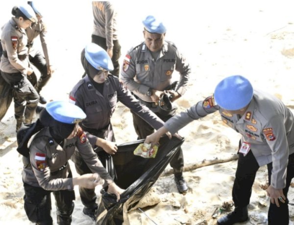 Propam Polda NTT Bersih-bersih Pantai Pasir Panjang