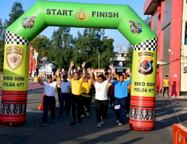 Semarak HUT Bhayangkara ke-80, Polda NTT Gelar Jalan Santai, Senam Bersama hingga Door Prize Spektakuler