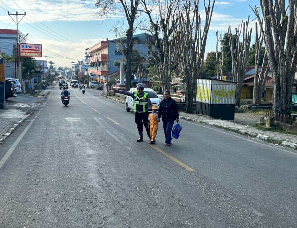 Presisi dan Proaktif! Satlantas Polres TTS Lakukan Pengaturan Lalu Lintas dan Bantu Penyeberangan Siswa TK Kemala Bhayangkari