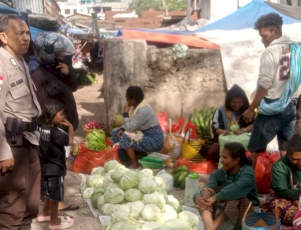Tingkatkan Sinergi, Bhabinkamtibmas Oekefan Menyapa Warga di Pasar Inpres Soe