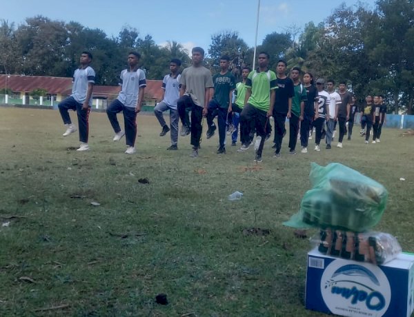 Sambut HUT RI ke-81, Bhabinkamtibmas Polsek Polen Gembleng Mental dan Fisik Paskibra Desa Puna