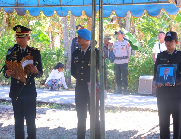 Polres TTS Gelar Upacara Pemakaman Dinas Penghormatan Terakhir untuk Almarhum  ASN Pengda  Nithanel Bantaika.