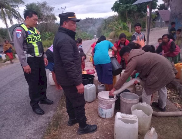 Dukung Kebijakan Kapolda NTT, Polres TTS Bagikan Air Bersih bagi Warga Desa Pusu
