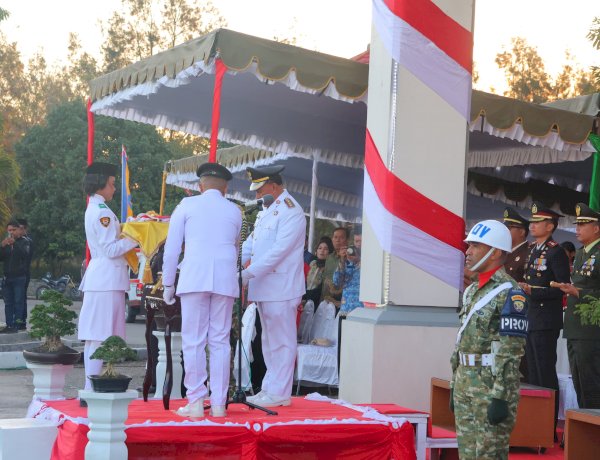 Kapolres TTS Hadiri Upacara Penurunan Bendera HUT Ke-81 RI di Lapangan Kantor Bupati