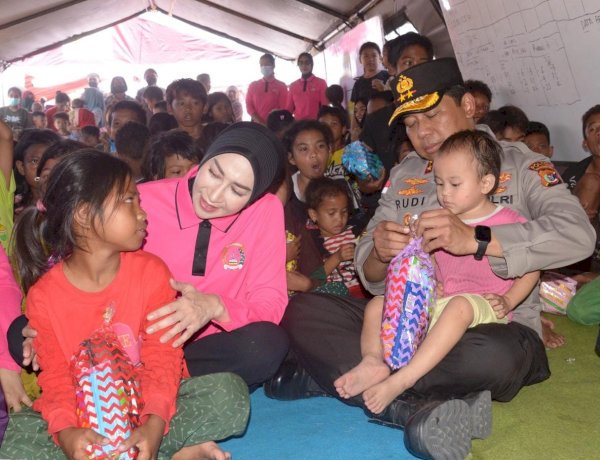 Kapolda NTT dan Ketua Bhayangkari Hadirkan Kepedulian di Tengah Pengungsi Gempa di Gelora Samador Maumere