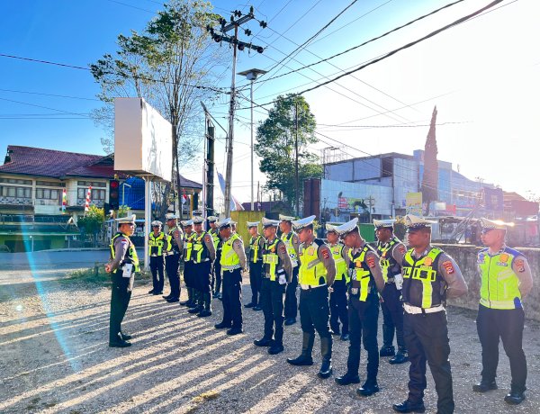 Wujudkan Lalu Lintas Tertib, Satlantas Polres TTS Kawal Aktivitas Pagi Warga Kota Soe