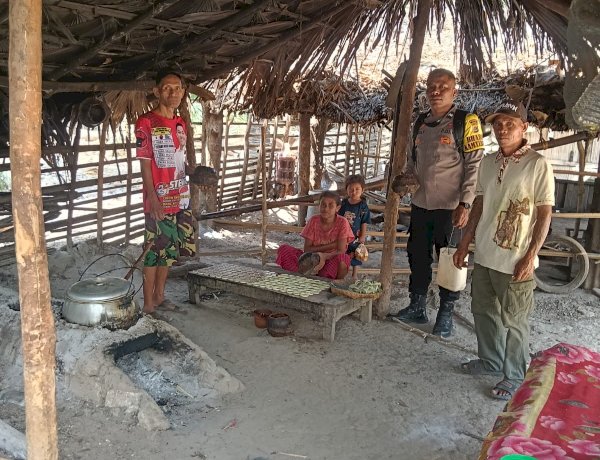 Bhabinkamtibmas Polsek Batu Putih Dorong Warga Tinggalkan Produksi Sopi, Beralih ke Usaha Gula Lempeng