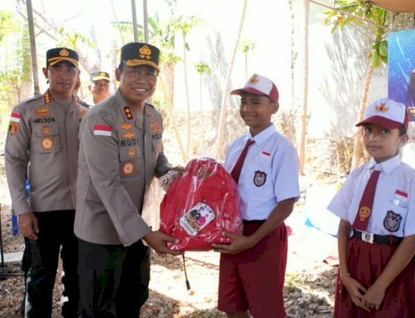 Di Sela Peresmian Delapan Sumur Bor, Kapolda NTT Berikan Bantuan Perlengkapan Sekolah kepada Anak-anak di Kelurahan Belo