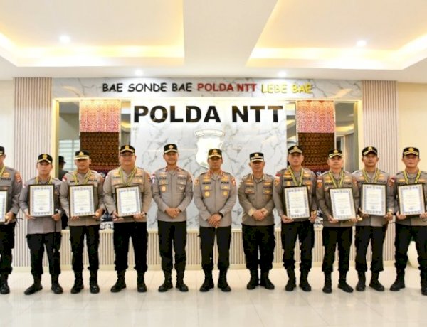 Kalemdiklat Polri Komjen Pol. Rudi Darmoko Berikan Penghargaan kepada Delapan Kapolres Jajaran Polda NTT