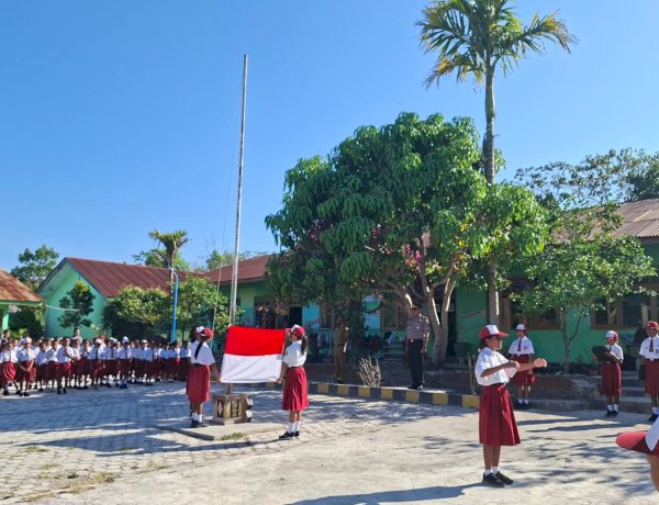 Dekatkan Diri dengan Generasi Muda, Kapolsek Mollo Utara Jadi Irup di SD Inpres Ajaotomas Kapan