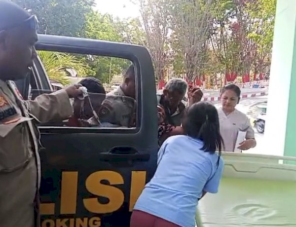 Polisi Bersama Masyarakat, Polsek Boking Bantu Rujuk Pasien ke Rumah Sakit di Malaka